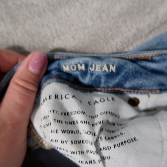American Eagle Jeans Womens 6 Blue Mom Pants Whiskering Slim Straight Distressed - Picture 10 of 16